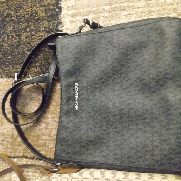 Michael Kors Crossbody 🤎🖤 - Picture 4 of 9